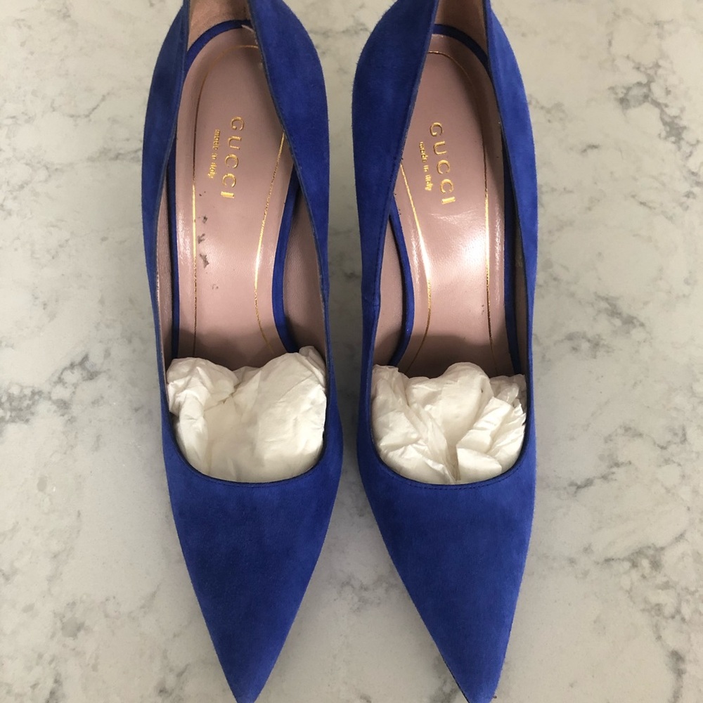 Blue Gucci suede pumps